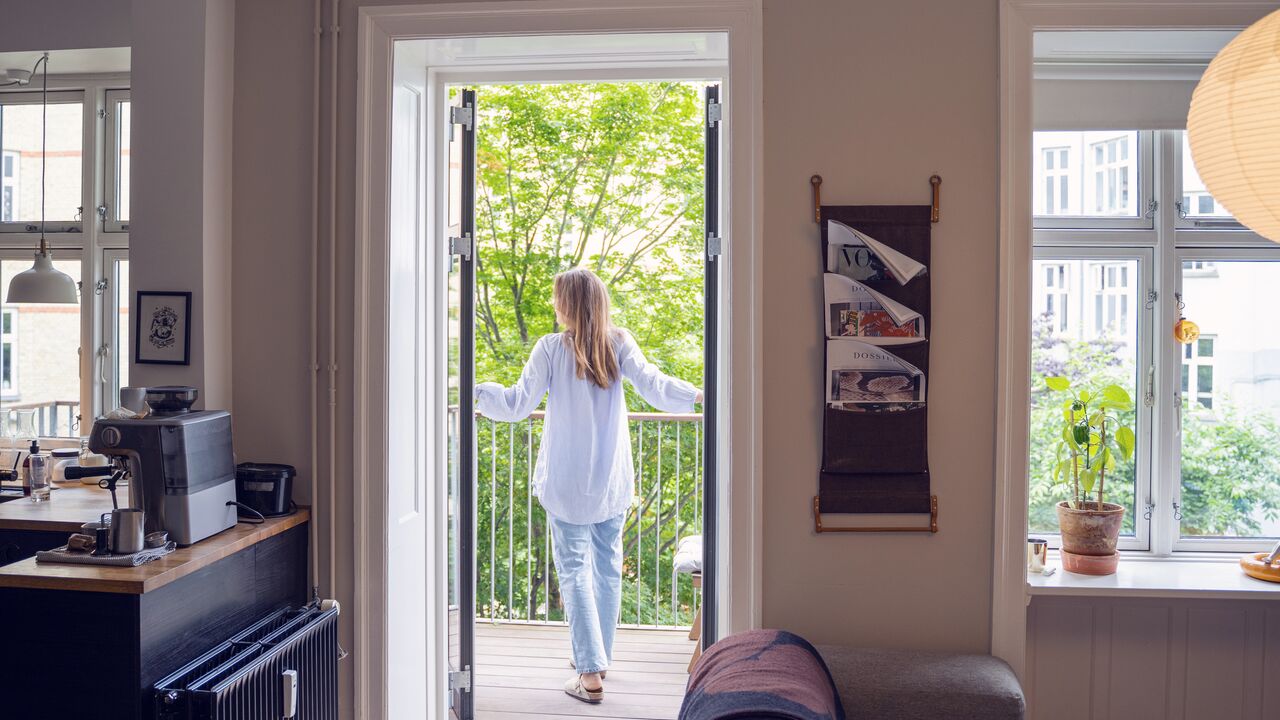 Kvinde står på balkon